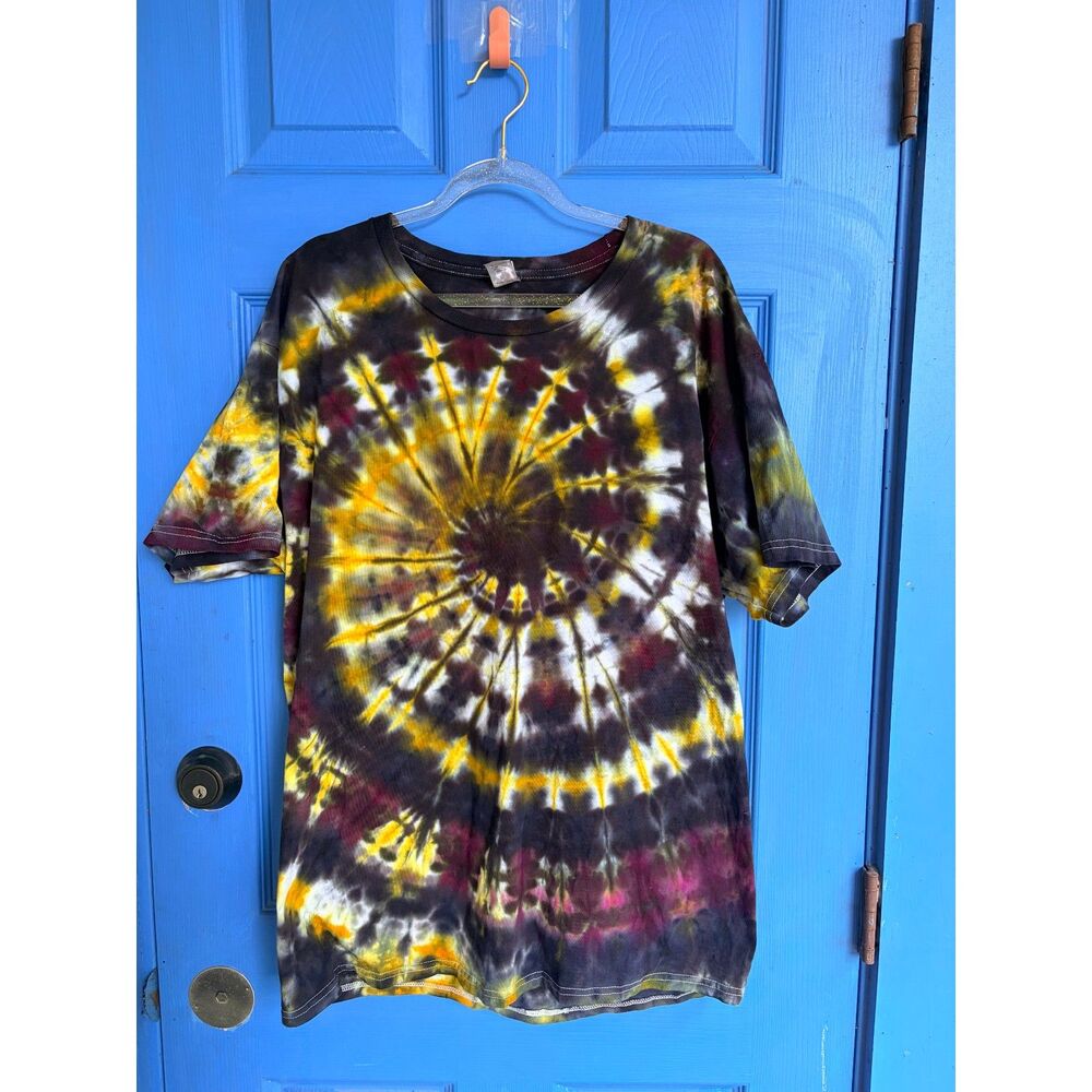 Hand-made tie dye t-shirt men's large spiral